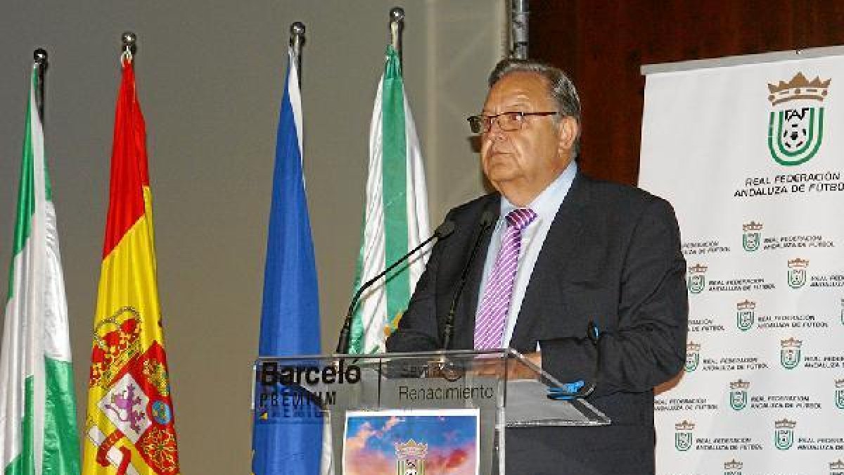 Eduardo Herrera ha vuelto a conducir con maestría la Asamblea Andaluza.tyle>.apqj{position