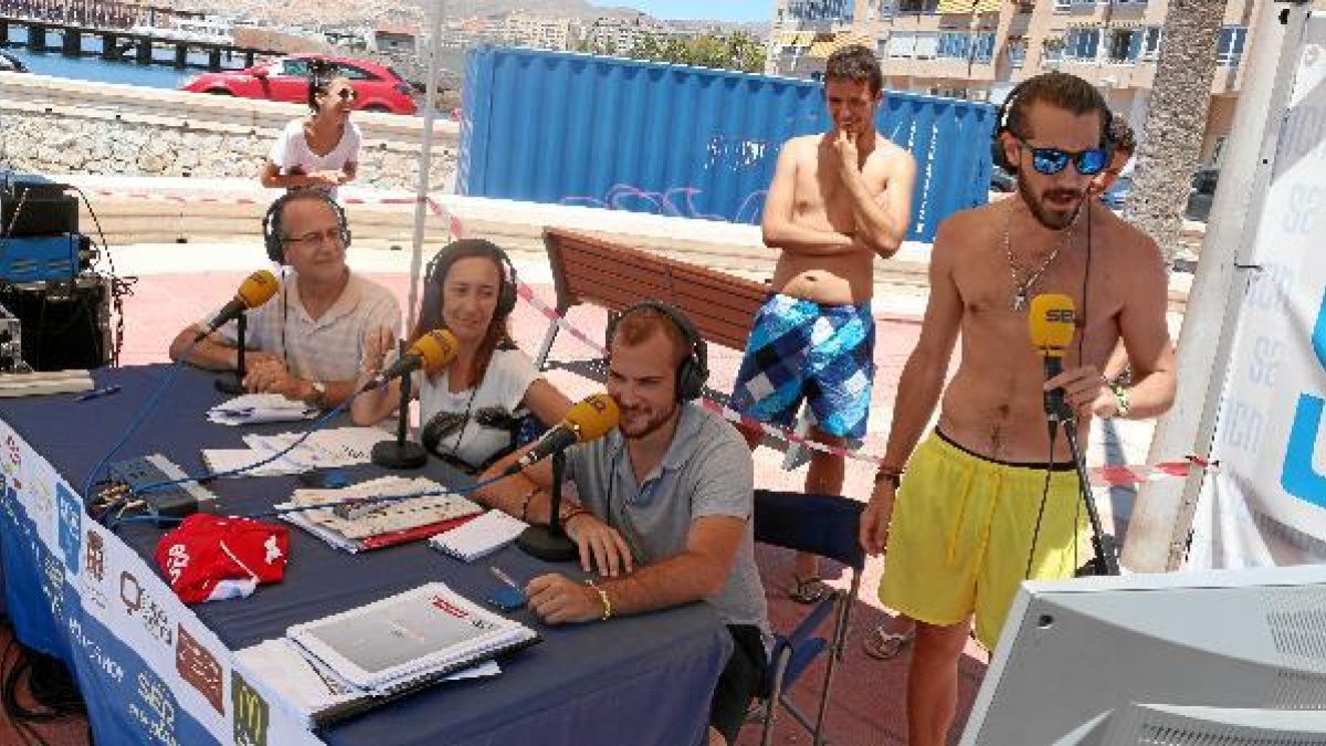 Imagen del tradicional karaoke que se celebra al final del programa.tyle>.apqj{position:ab