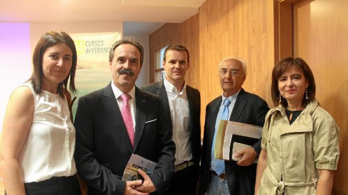 Silvia Oñate a la izquierda, entre los diferentes personalidades que inauguraron el curso de verano