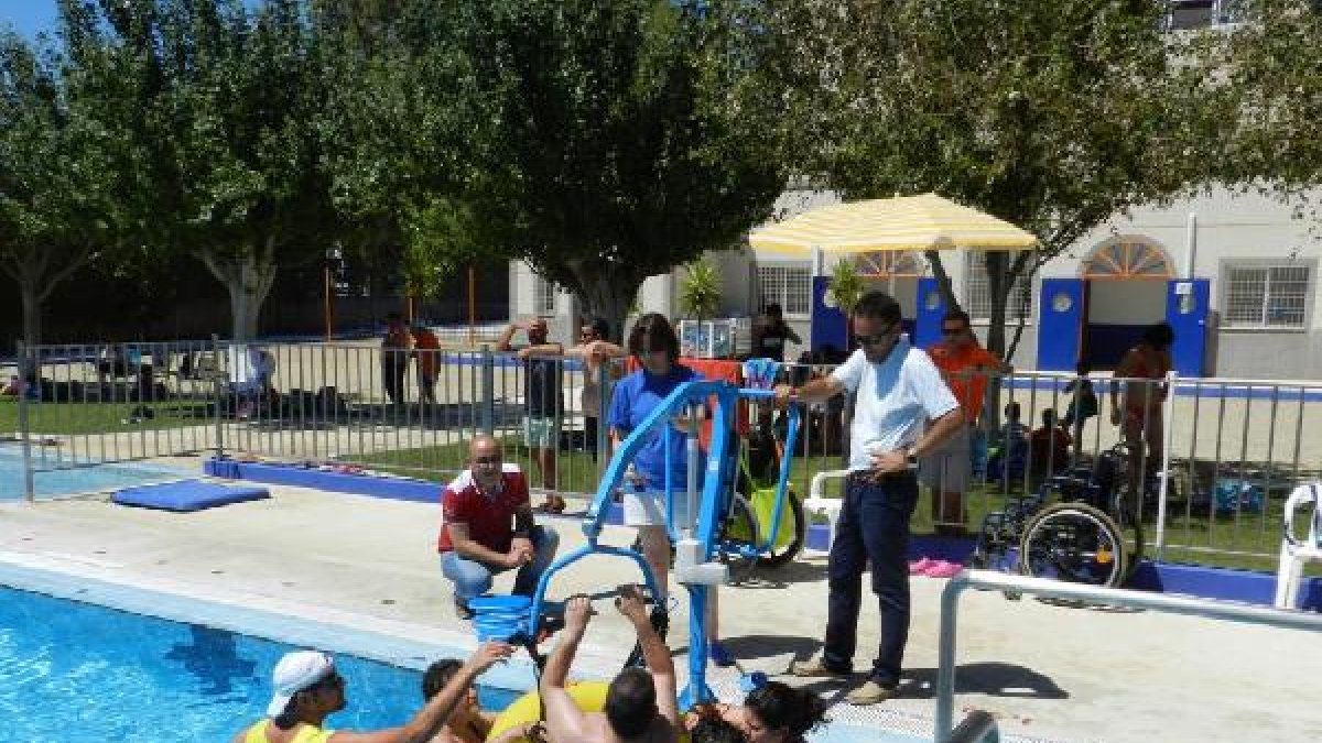 El alcalde (izquierda) observa el funcionamiento de la grúa.e;c