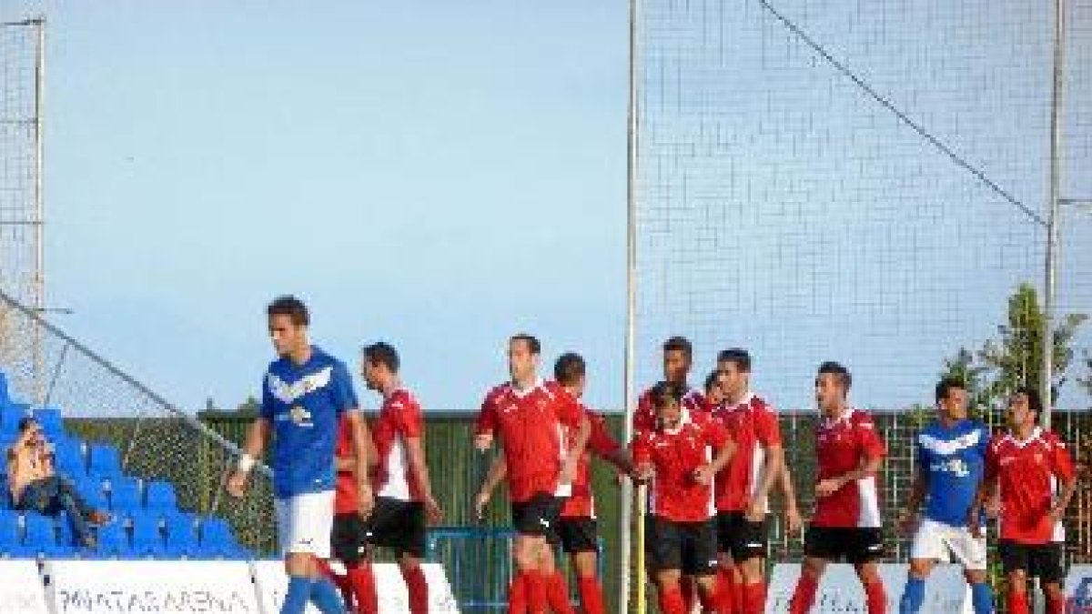 El Murcia celebra el primer gol ante el Almería en Pinatar.e;cl