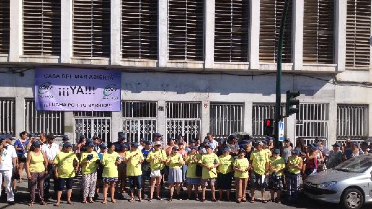 Los vecinos que se han concentrado hoy a las puertas de la antigua Casa del Martyle>.apqj{