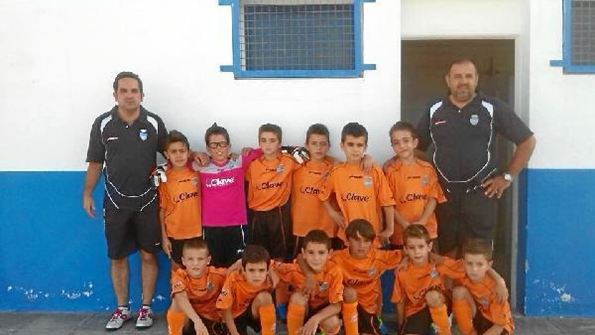 Los pequeños de la casa posan con sus entrenadores.e;clip:rect(