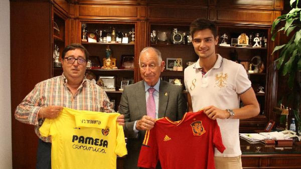 Con las camisetas del Villareal y la selección sub-19.e;clip:re