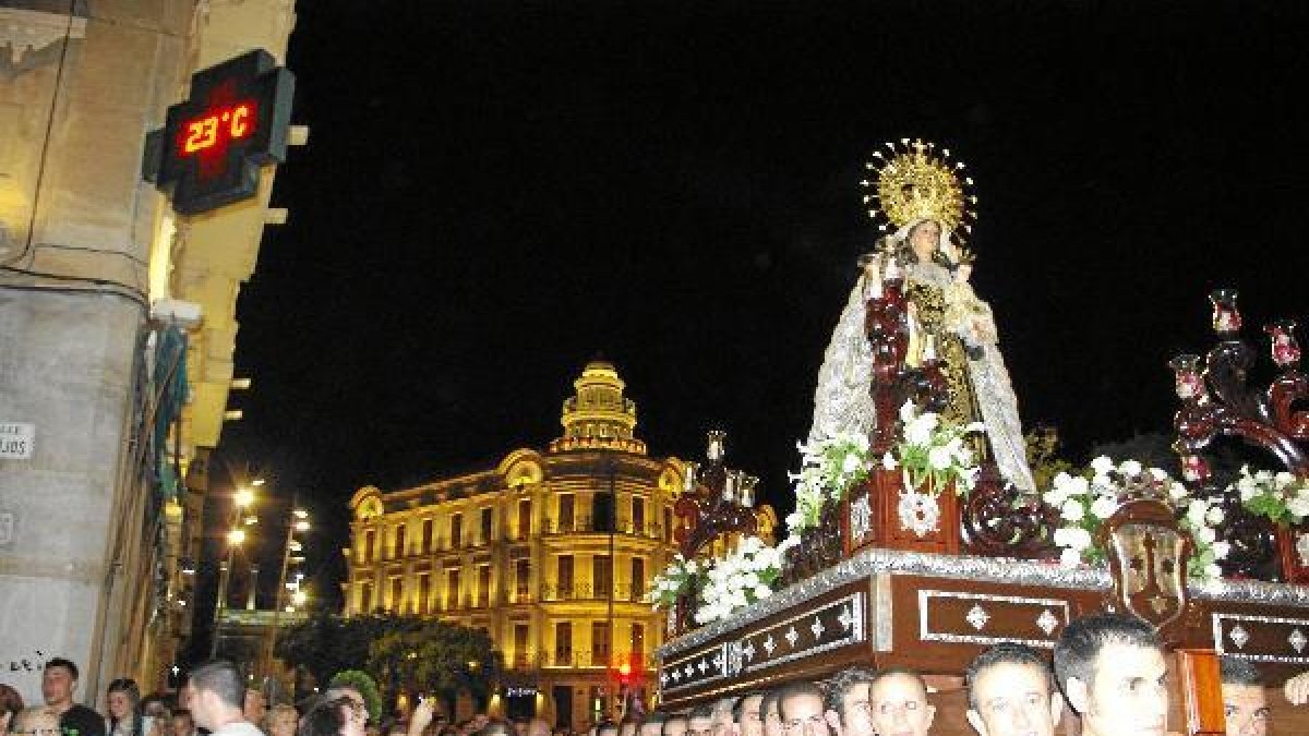 Devoción de Almería y los pueblos de su entorno a la Virgen de las Huertas.tyle>.apqj{posi