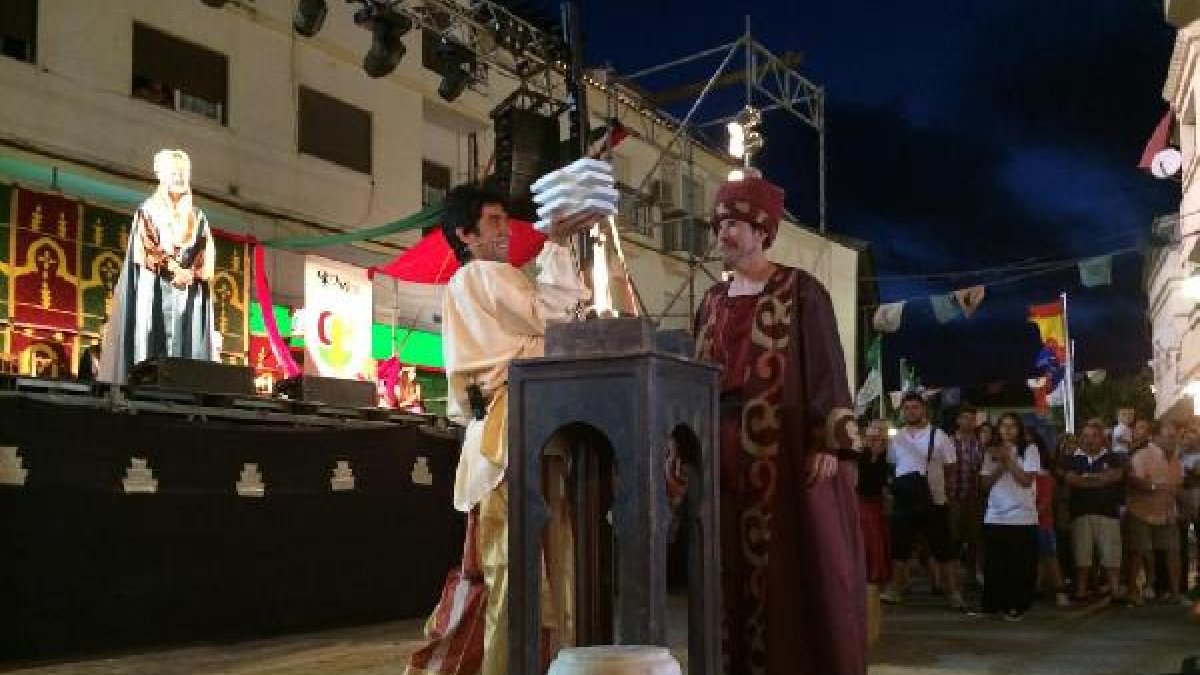 Aben Humeya observa desde el escenario a un participante levantando ladrillos.tyle>.apqj{p