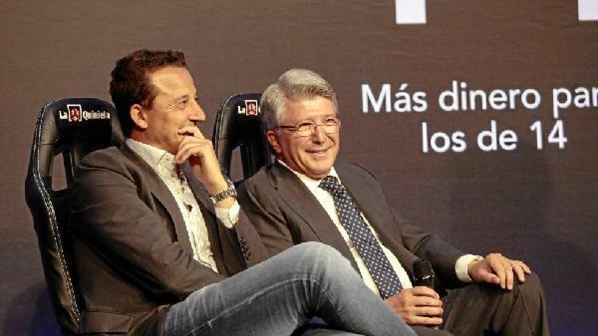 Enrique Cerezo muy sinriente junto a César.x,au
