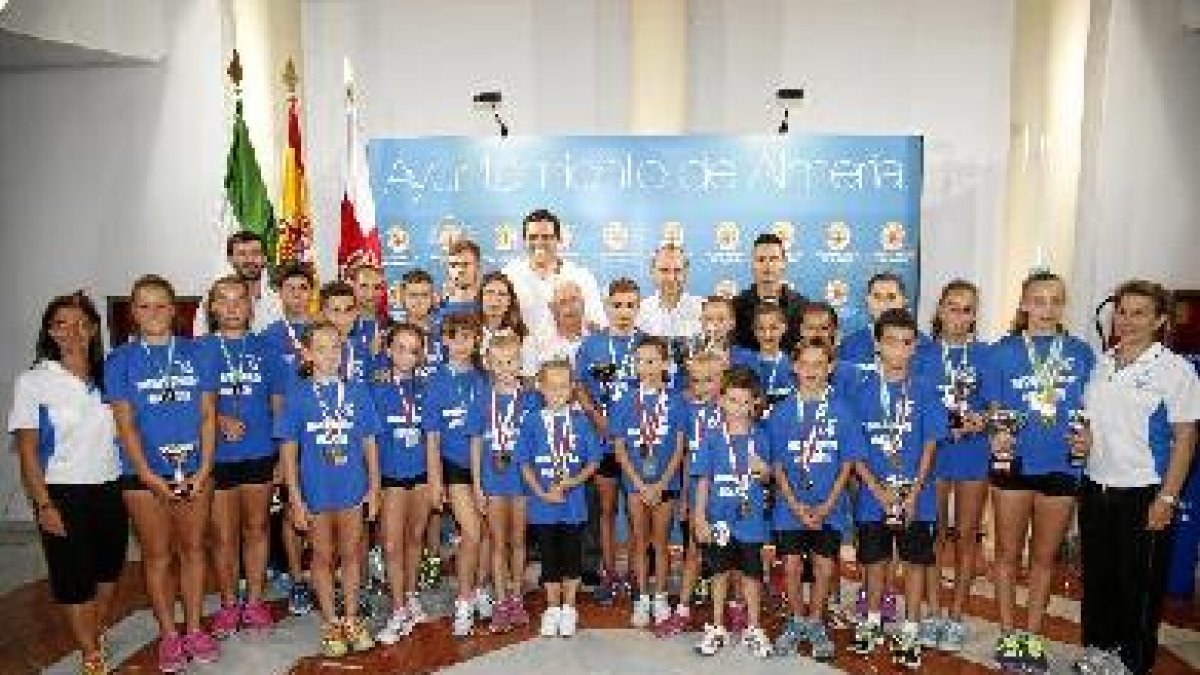 Luis Rogelio y Juanjo Alonso con las gimnastas de La Salle.e;cl