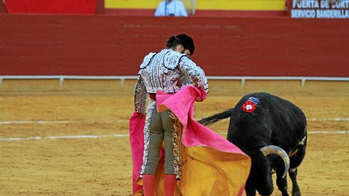 Morante durante su faena.o,469px);}</