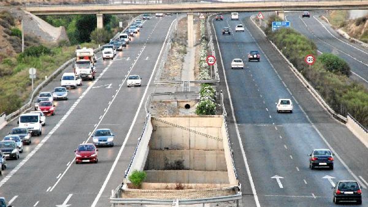 Autovía, una de las vías para llegar a la capital.e;clip:rect(4