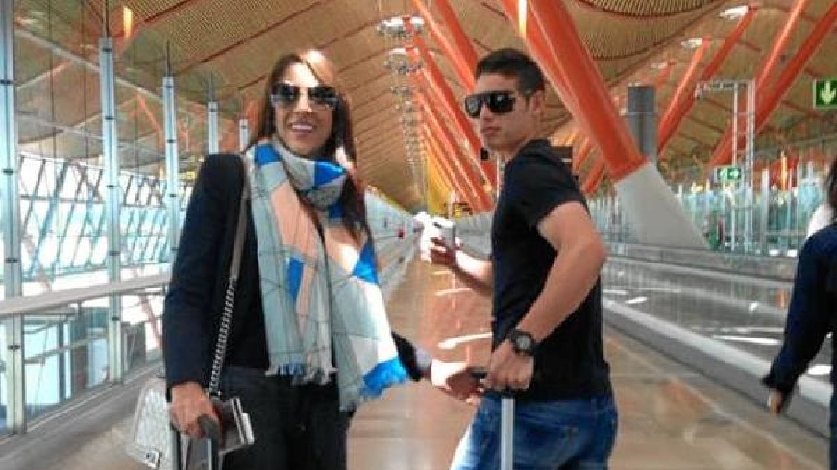 James camino de la terminal donde le esperaba el vuelo a Niza.e