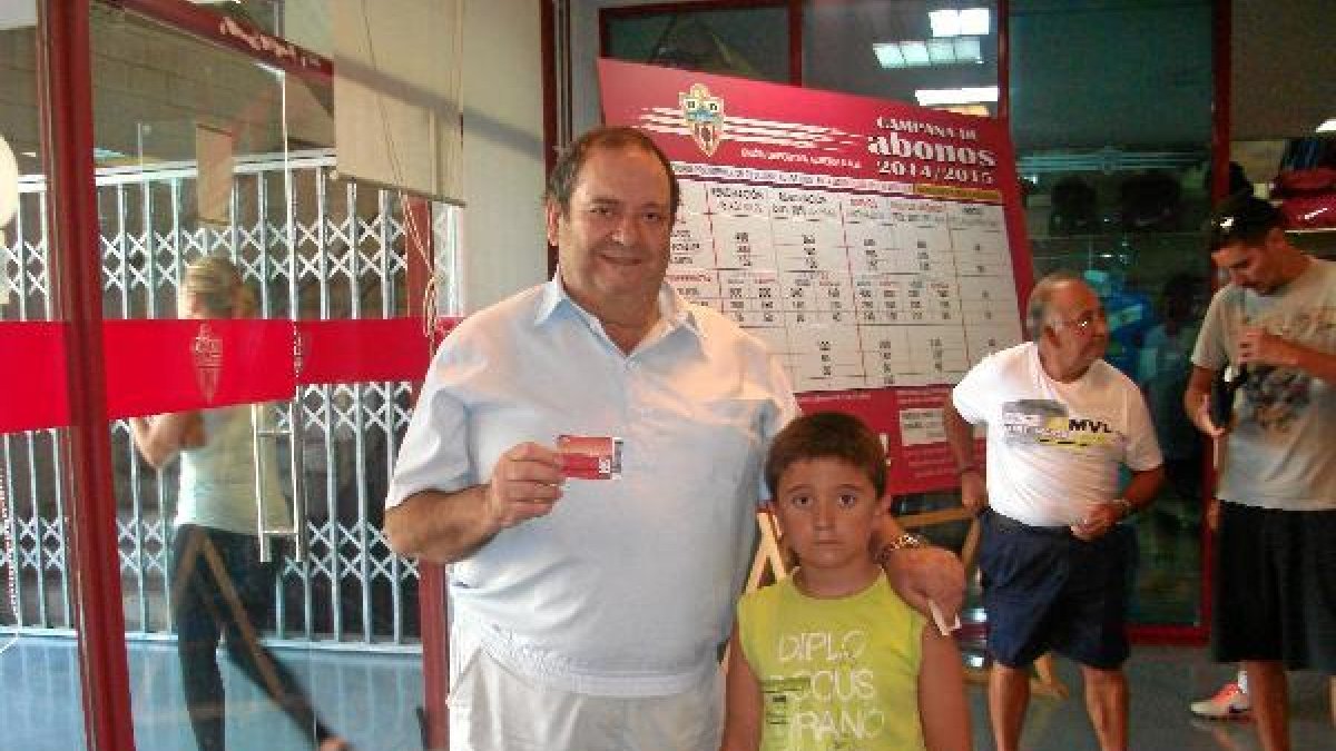 Felices salen de la sede los buenos aficionados con su abono.e;