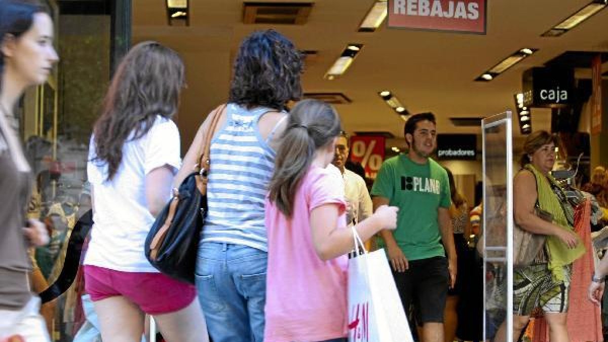Las prendas se examinan sobre todo las zonas de cabeza, cuello y cintura para verificar la ausencia