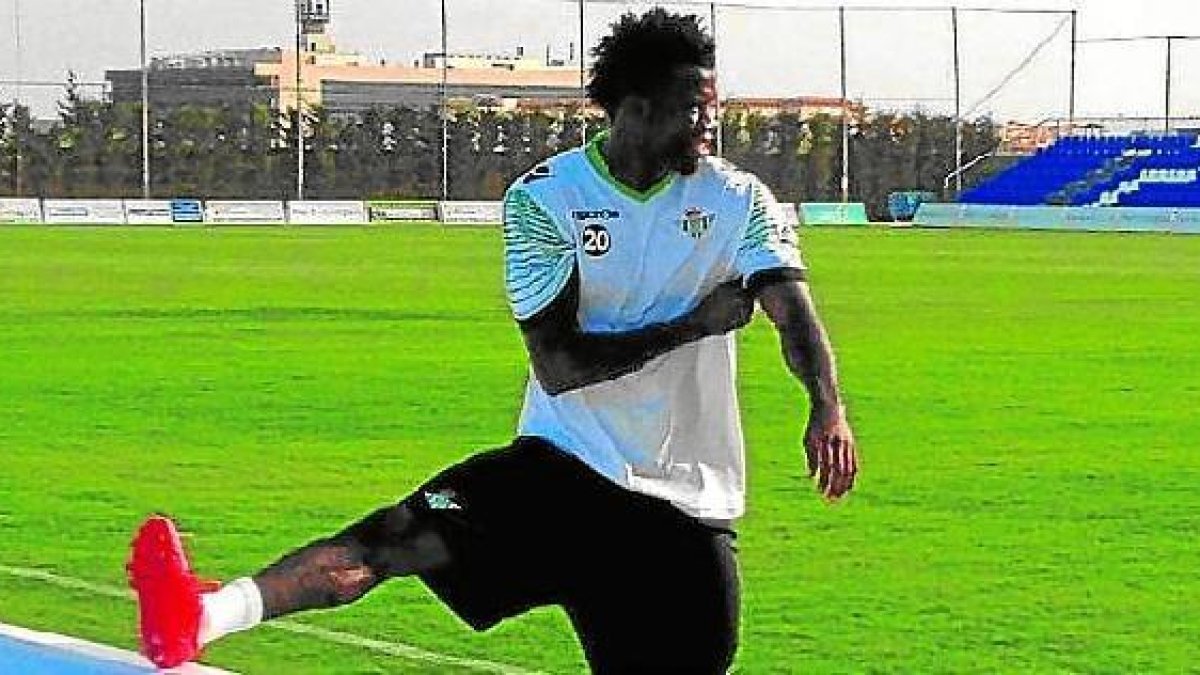 Esta puede ser una de las últimas imágenes de Nosa con el Betis.tyle>.apqj{position:absolu