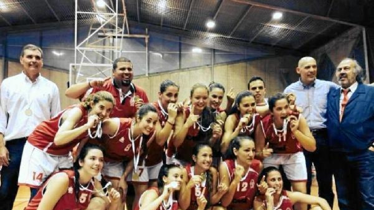 Las chicas del C. B. Almería se preparan para una gran temporada.tyle>.apqj{position:absol