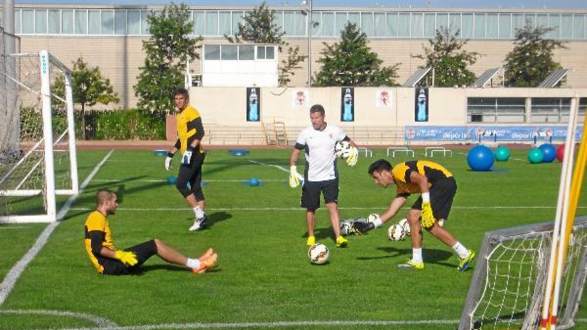 Ángel Férez trabajando con los porteros del Almería.e;clip:rect