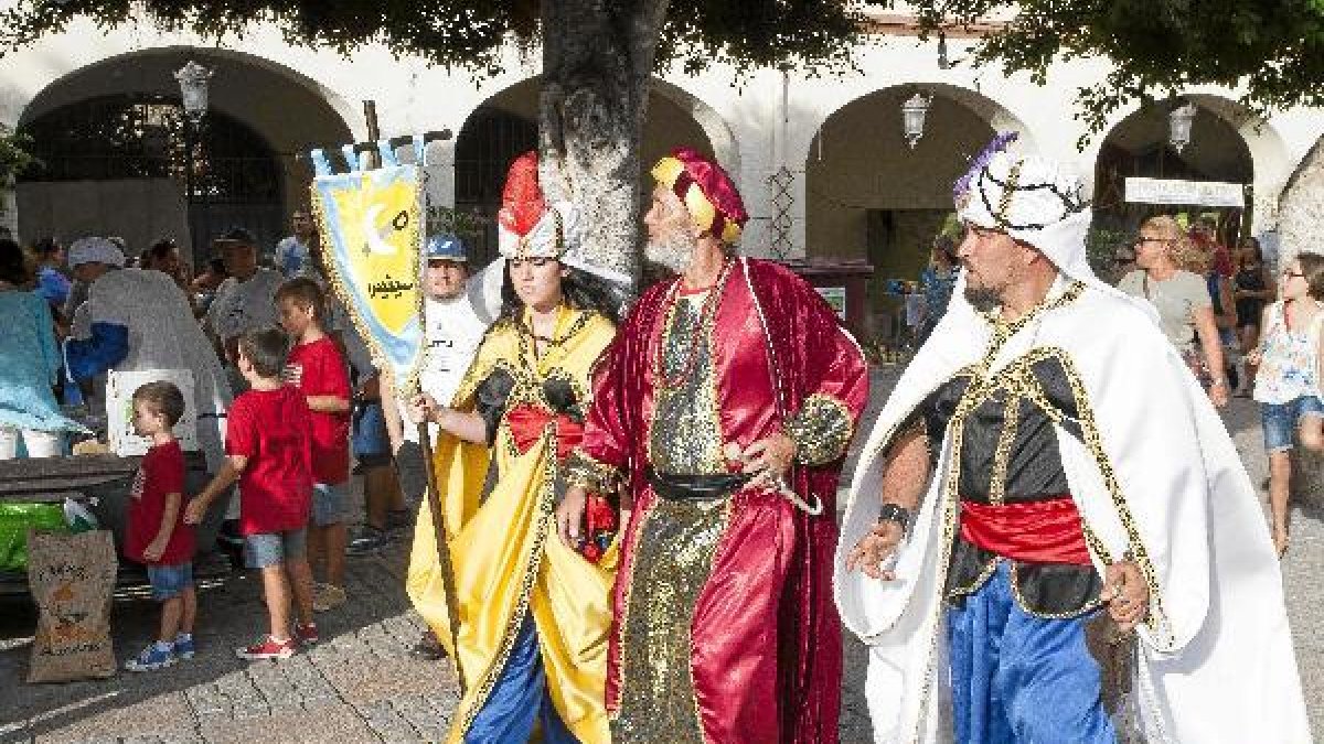 Uno de los reyes visitando la Plaza Vieja.x,aut