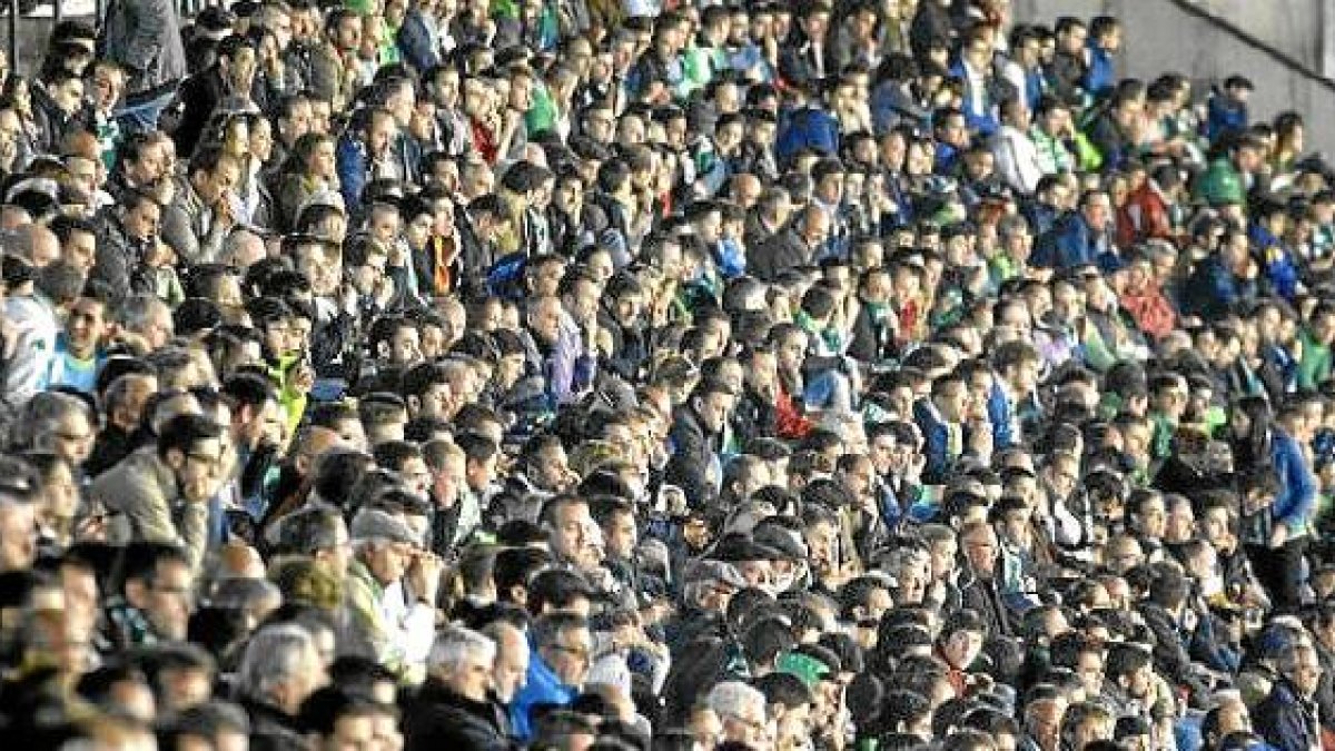 El Betis quiere las gradas llenas de aficionados.e;clip:rect(46