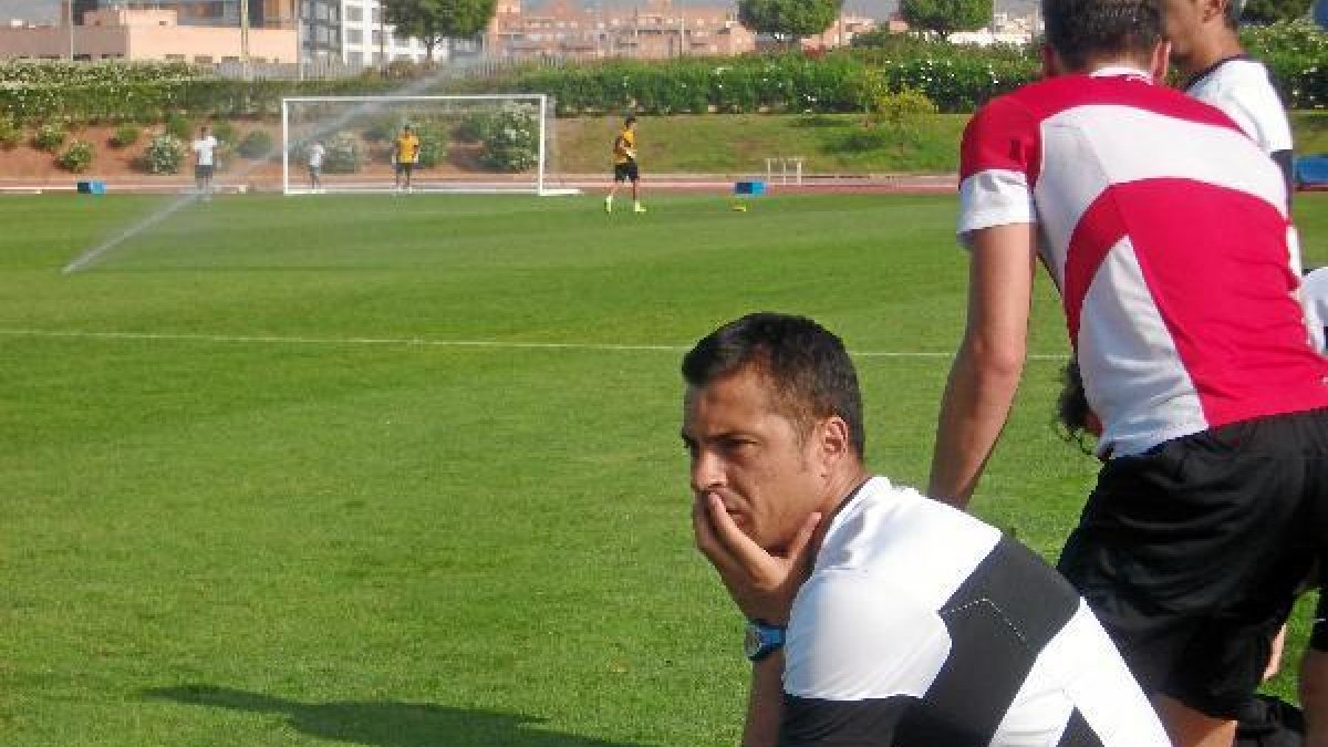 Serio y pensativo acabó Francisco en su banquillo.e;clip:rect(4