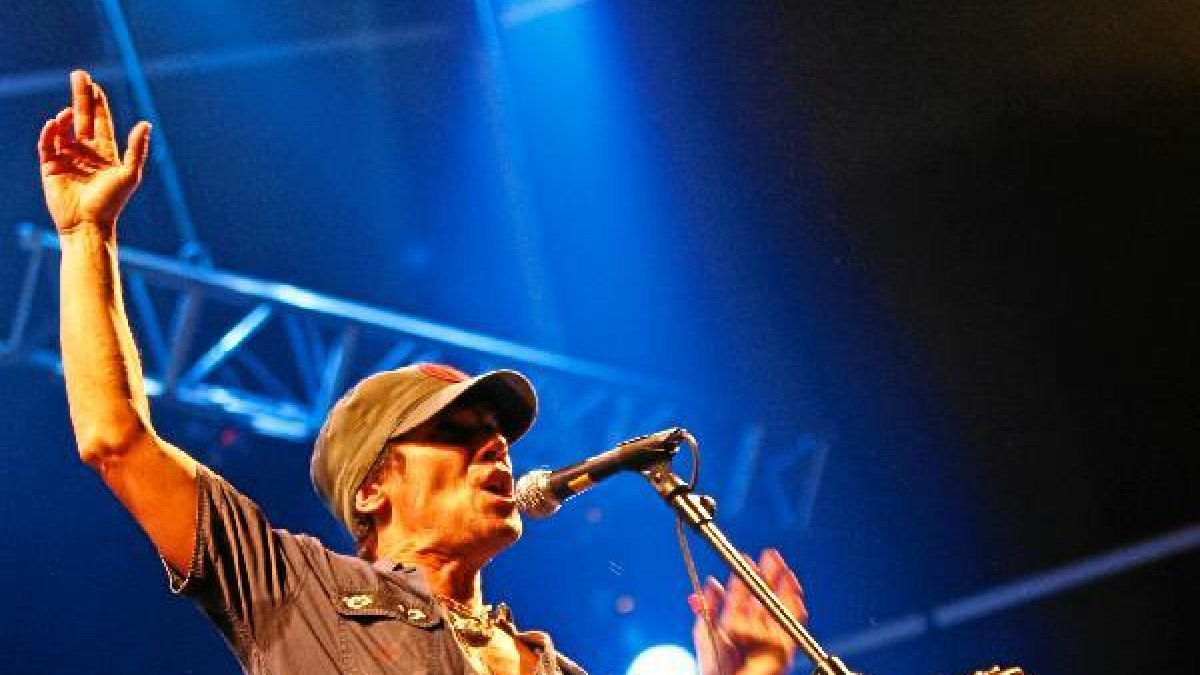 Manu Chao, durante uno de sus conciertos. (Foto: Brais Seara)e;