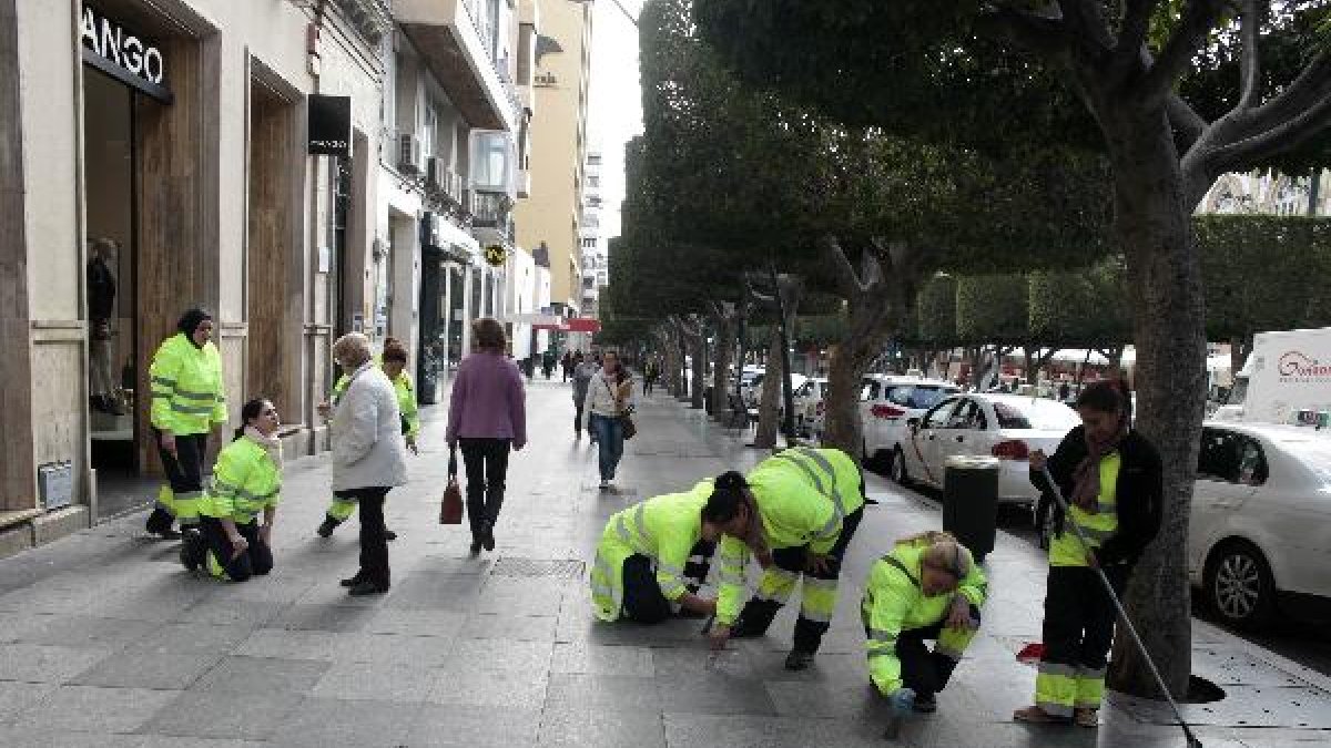 Un grupo de mujeres que fueron contratadas el año pasado realizando tareas de limpieza en el Paseo d
