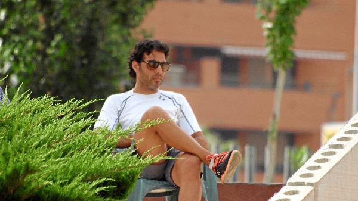 Ortiz Bernal, atento al trabajo del equipo.x,au