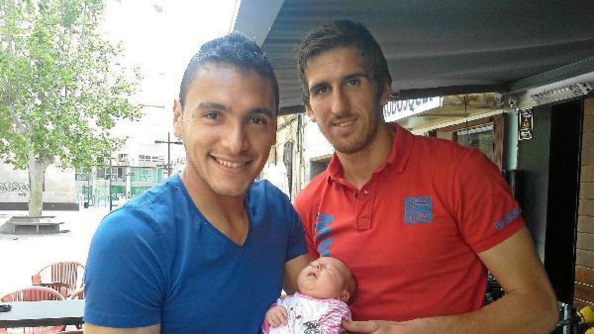 Marcelo con su pequeña y Julián Cuesta.x,auto,a