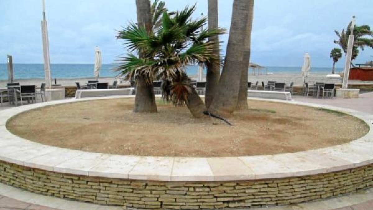 Rotonda ubicada en el paseo marítimo.