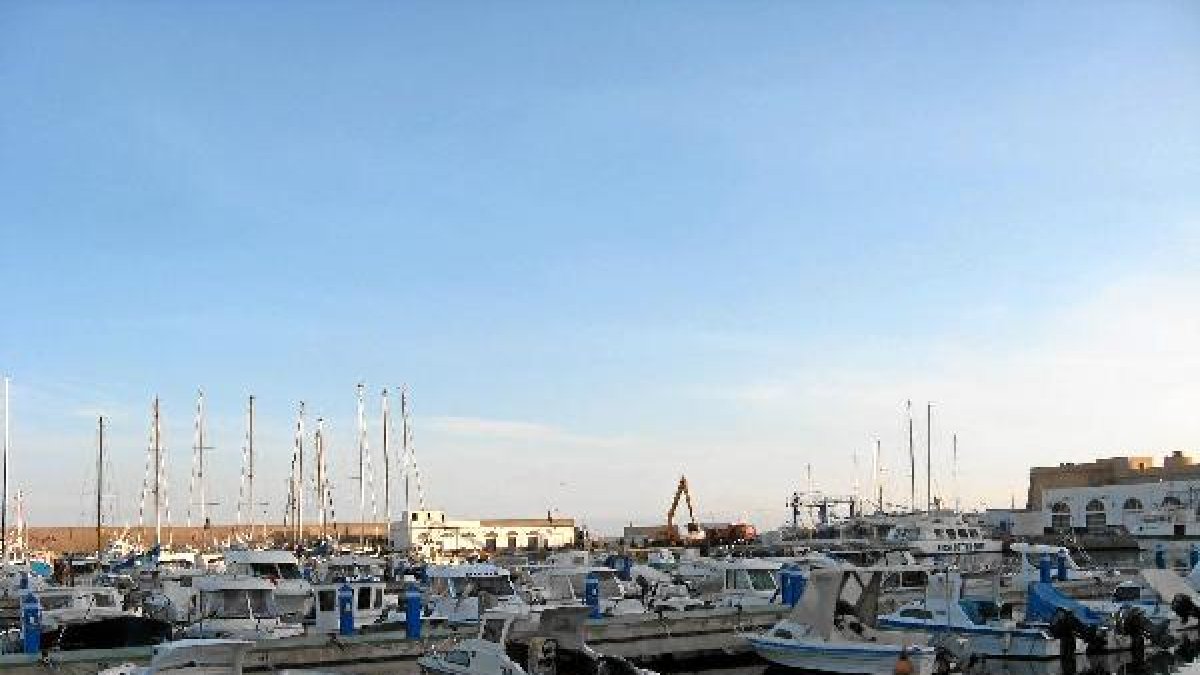 Vista general del puerto de Roquetas de Mar.x,a