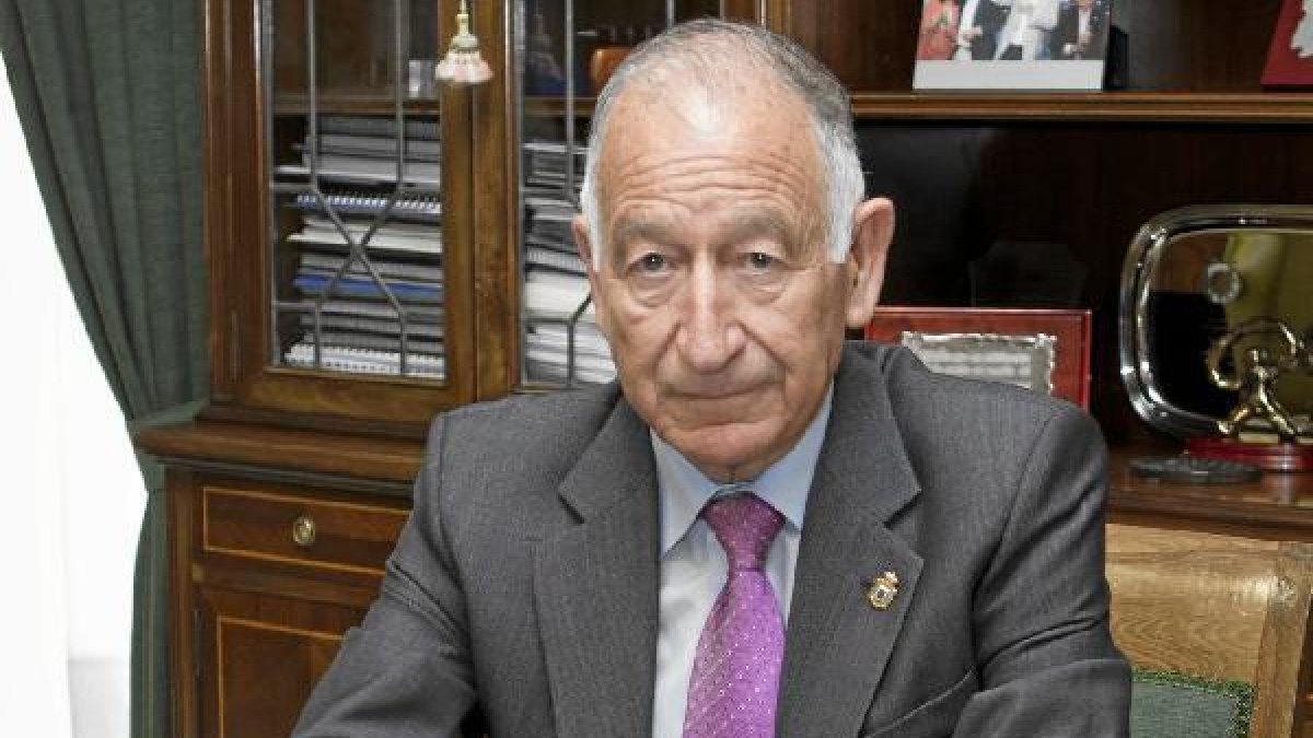 Gabriel Amat, ayer en su despachoo,46