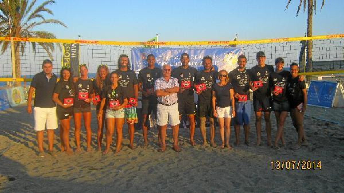 Primeros clasificados con trofeos y personalidades.e;clip:rect(