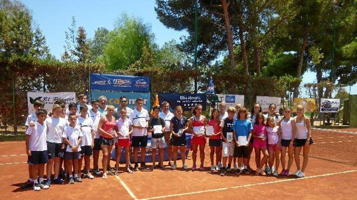 Los campeones junto a José Juan Patón, presidente del C.T. Almería, y Javier Bretones, director del