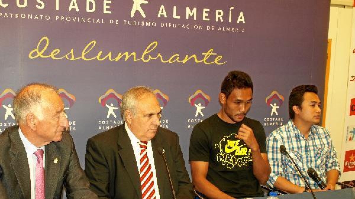 Alfonso García, presentando a Teerasil Dangda.x