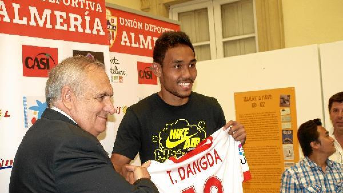 Alfonso García y Teerasil Dangda.o,46