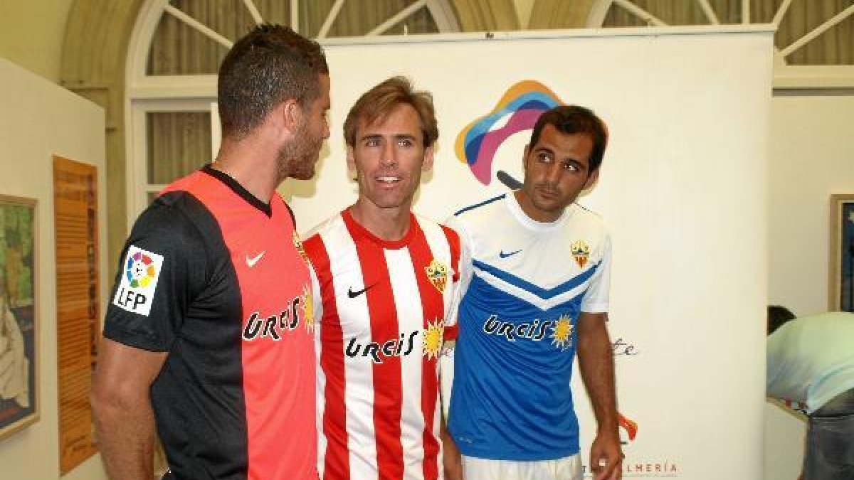 Los jugadores, hablando durante la presentación.e;clip:rect(469