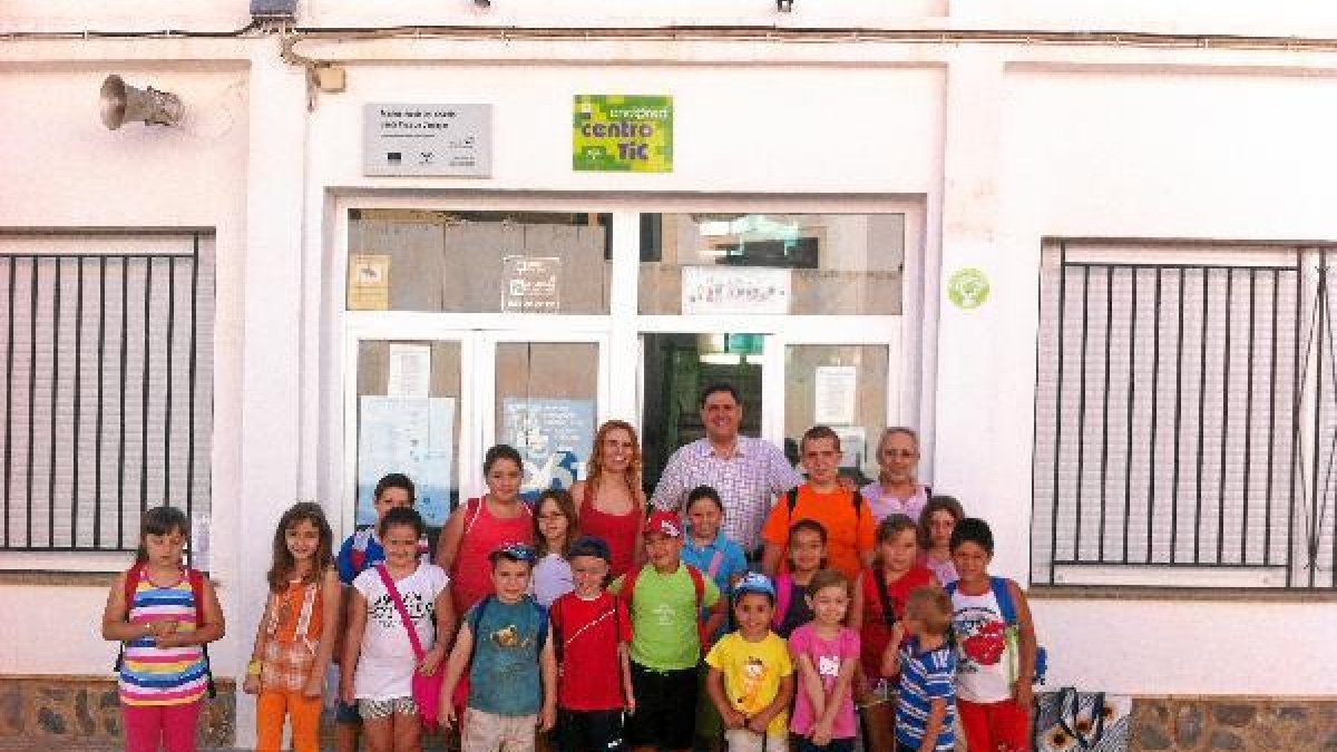 El alcalde, junto a los niños en la Escuela de Verano.e;clip:re