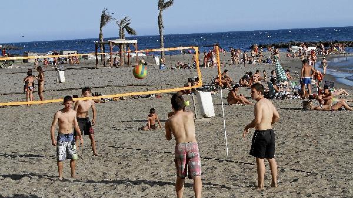 En la playa de El Palmeral nunca falta el mejor deporte.e;clip: