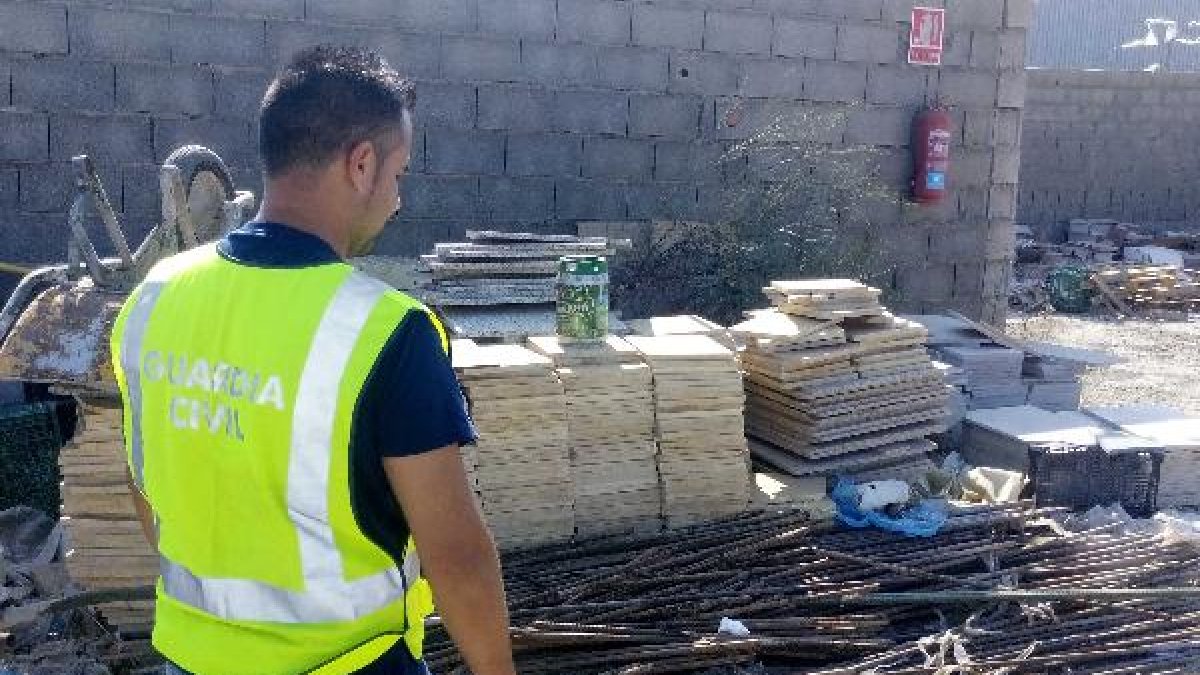 Un agente del ROCA, ante la mercancía sustraída.e;clip:rect(469