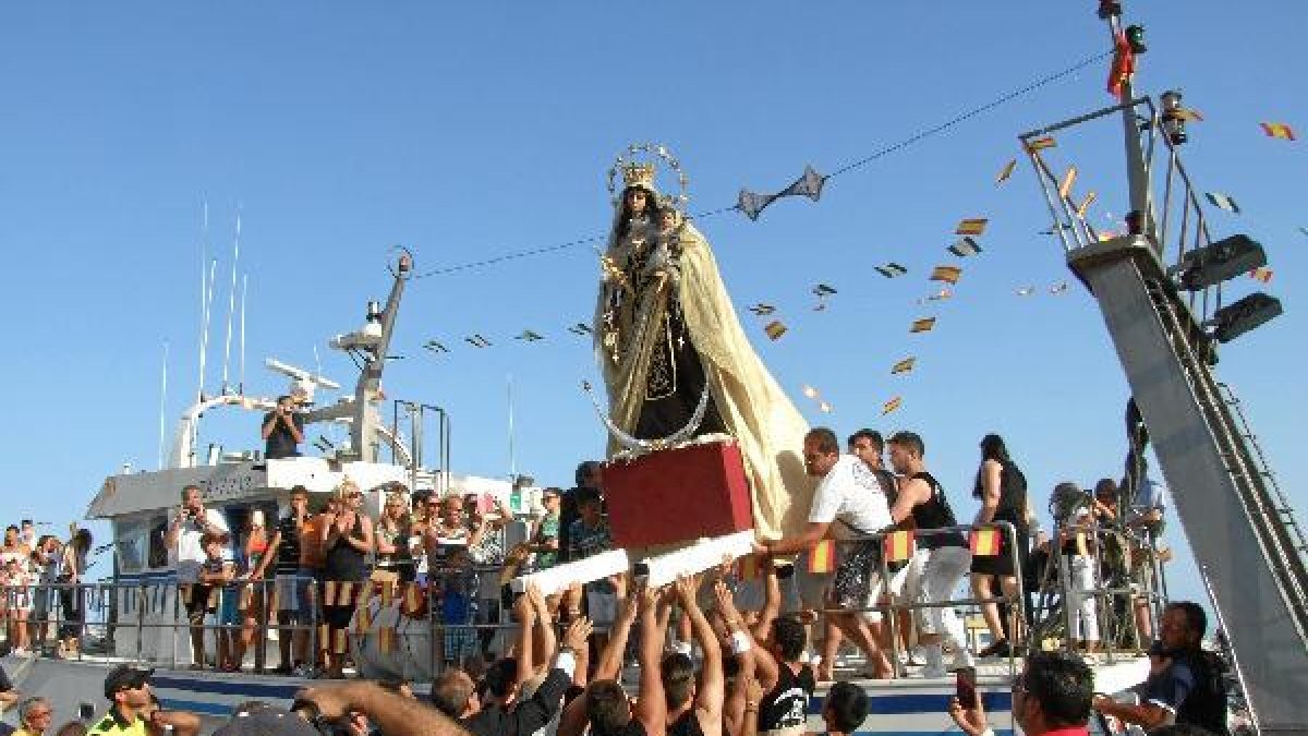 María La Rabota y Carmelo Gutiérrez ante la Virgen.e;clip:rect(