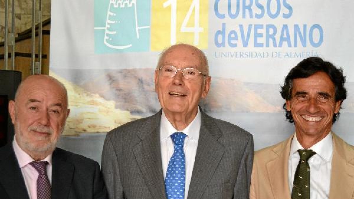 El rector de la universidad, Pedro Molina; el jurista José Manuel Romay Baccaría; y Domingo Bello Ja