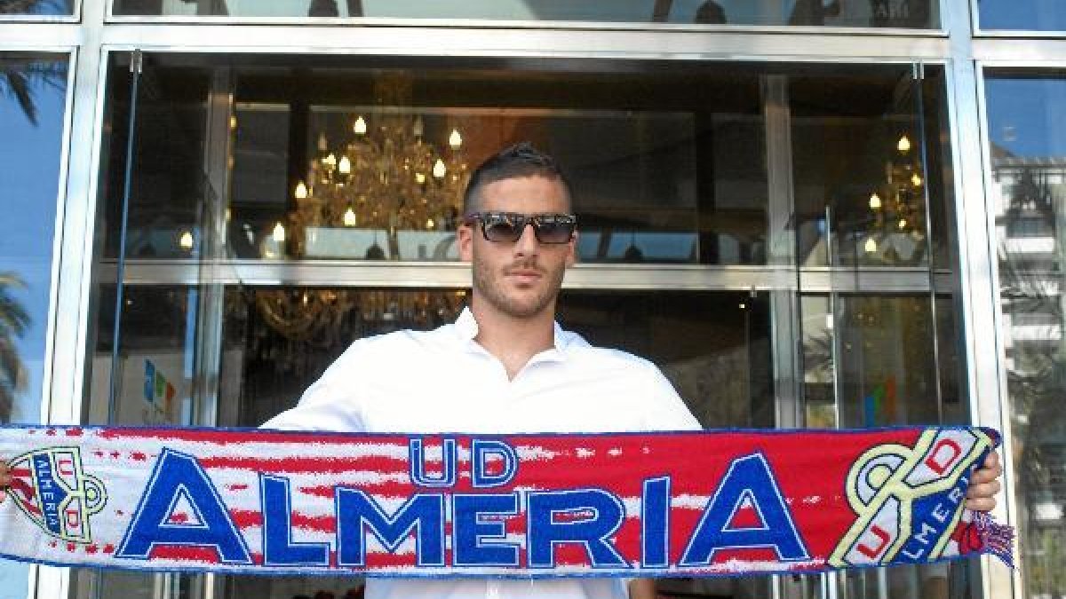 Tomer Hemed posará este jueves con las nuevas camisetas.e;clip: