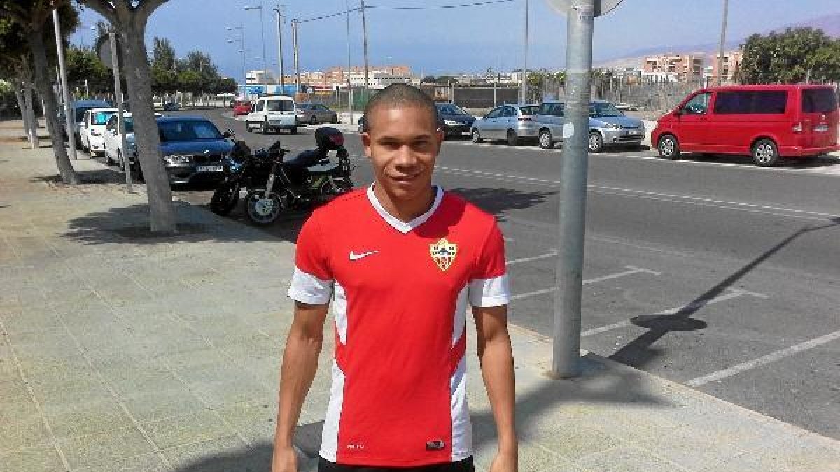 Wellington Silva en la puerta del Estadio.x,aut