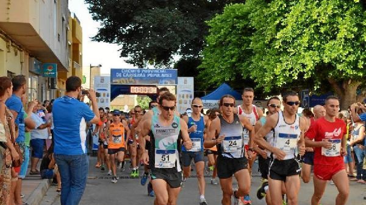 Corredores  de categoría absoluta tomando la salida de la prueba de Diputación.tyle>.apqj{