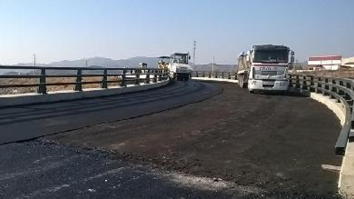 Máquinas llegadas e los últimos días hasta el enlace de Arboleas en la variante albojense.