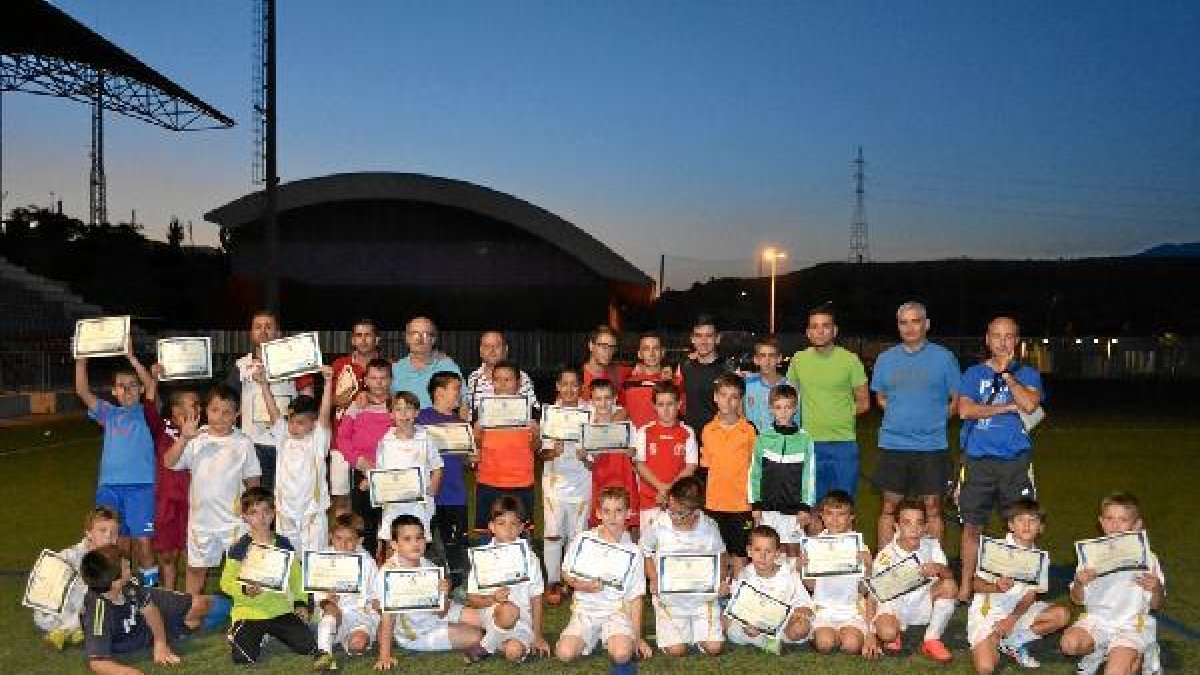 Los niños posan felices con sus diplomas.x,auto