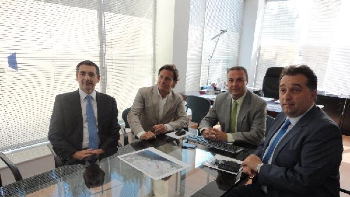Representantes de la empresa con el concejal.x,