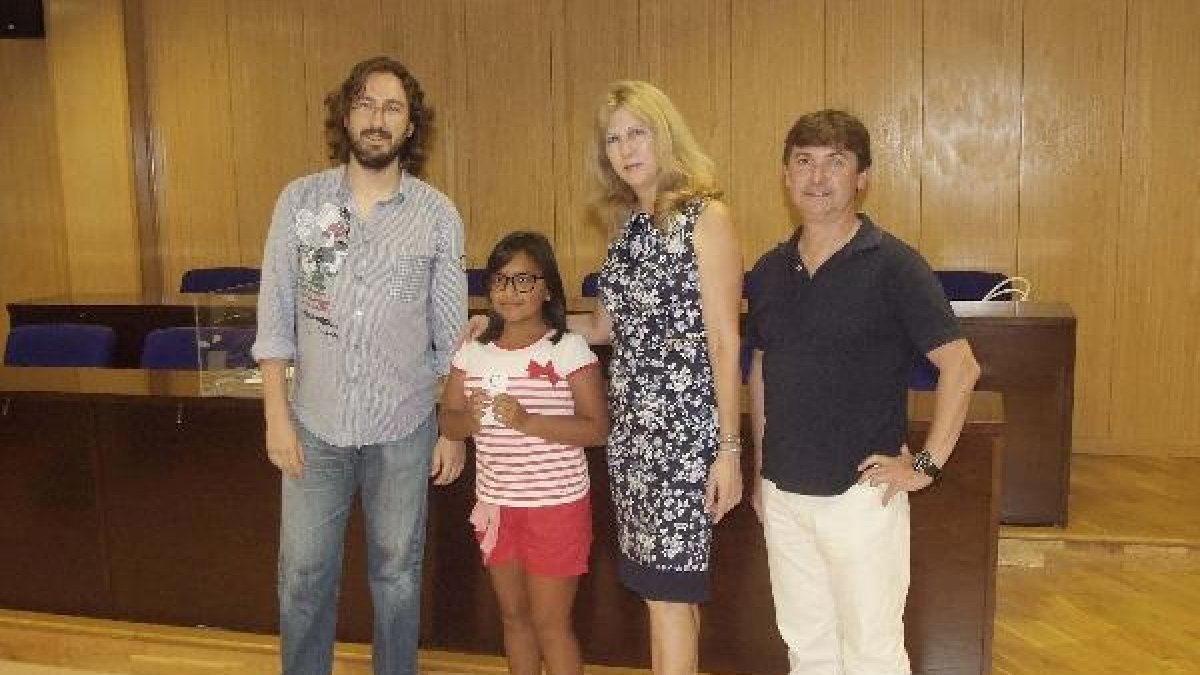 La pequeña Cariola fue la mano inocente del sorteo.e;clip:rect(