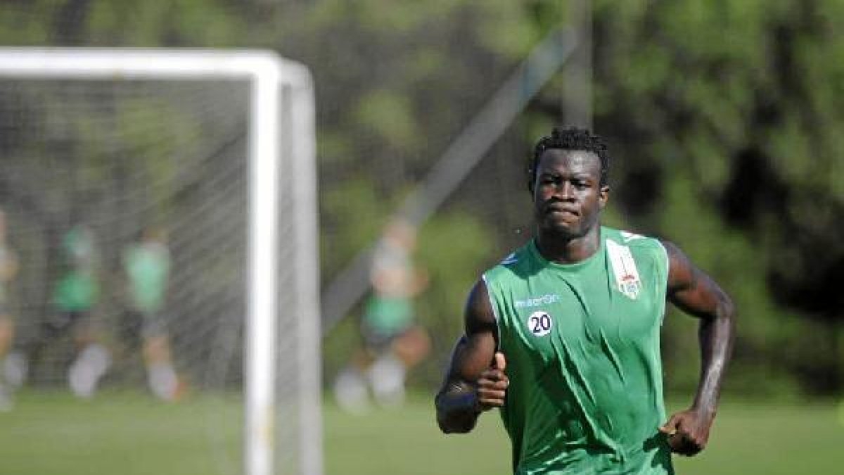 Nosa no cuenta para Julio Velázquez y se le busca nuevo destino.tyle>.apqj{position:absolu