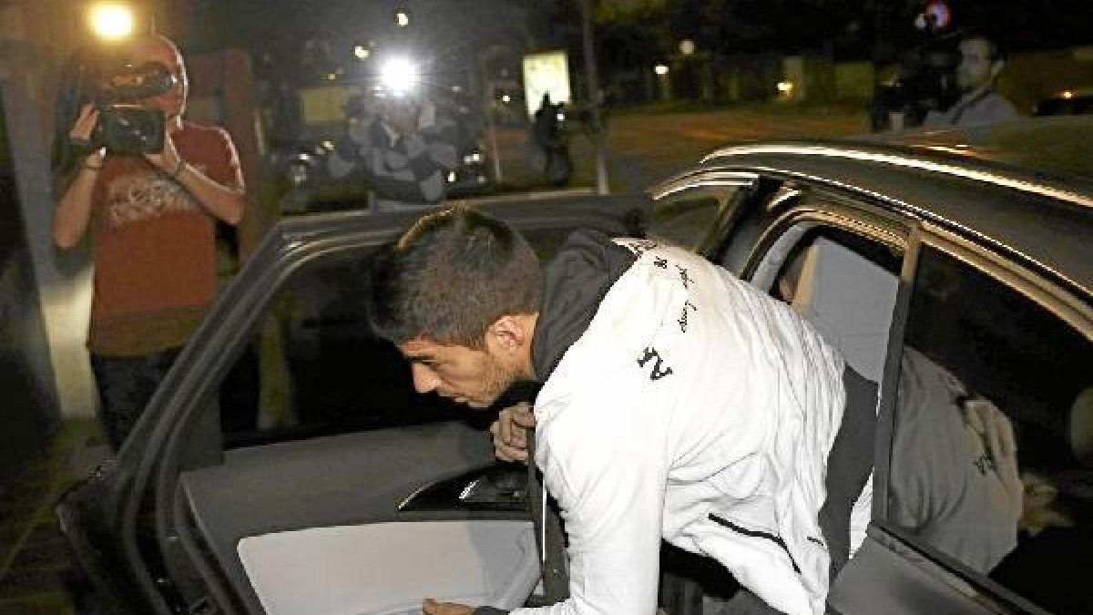 Luis Suárez está en España pero controlado por la FIFA.e;clip:r