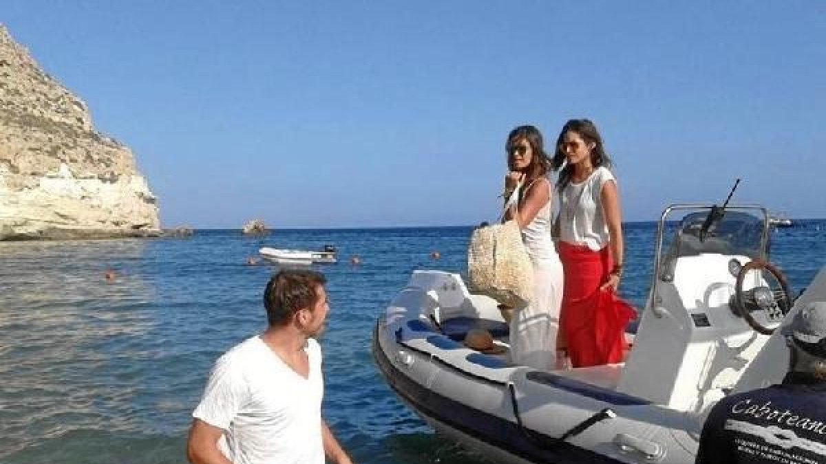 Iker Casillas, Sara Carbonero e Isabel Jiménez, ayer en Aguamarga.tyle>.apqj{position:abso